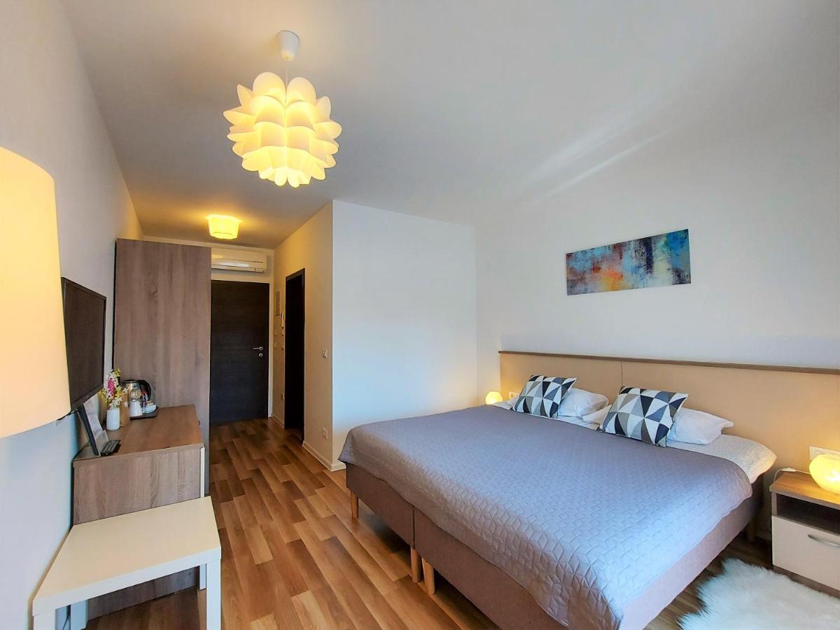 Rooms And Apartments Istrasoley Bale Bagian luar foto