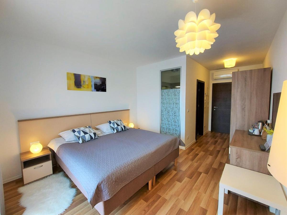 Rooms And Apartments Istrasoley Bale Bagian luar foto