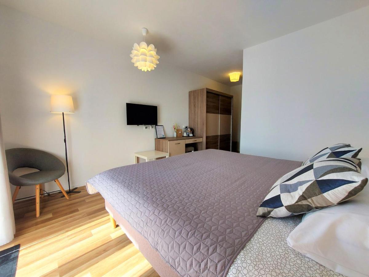 Rooms And Apartments Istrasoley Bale Bagian luar foto