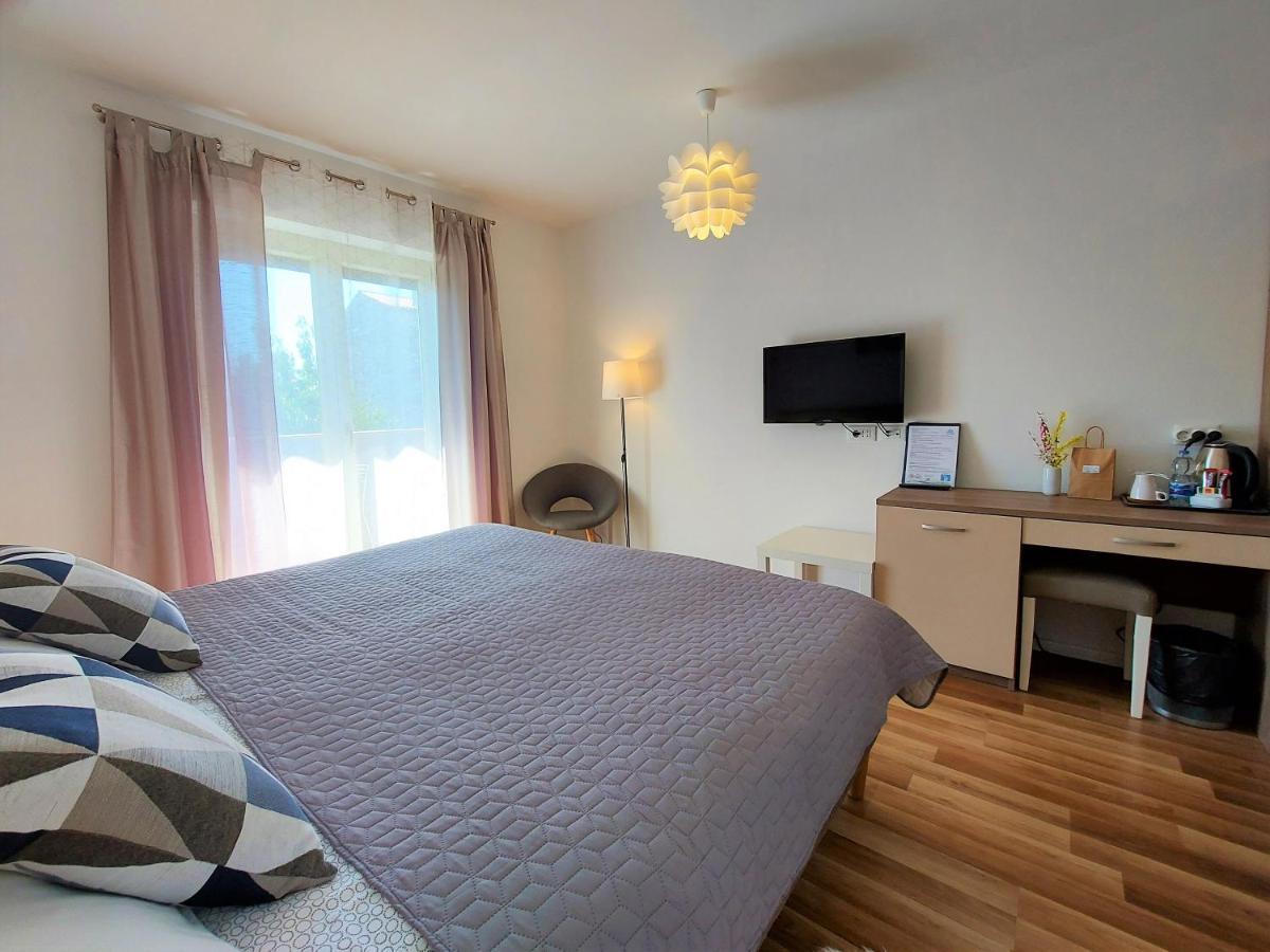 Rooms And Apartments Istrasoley Bale Bagian luar foto