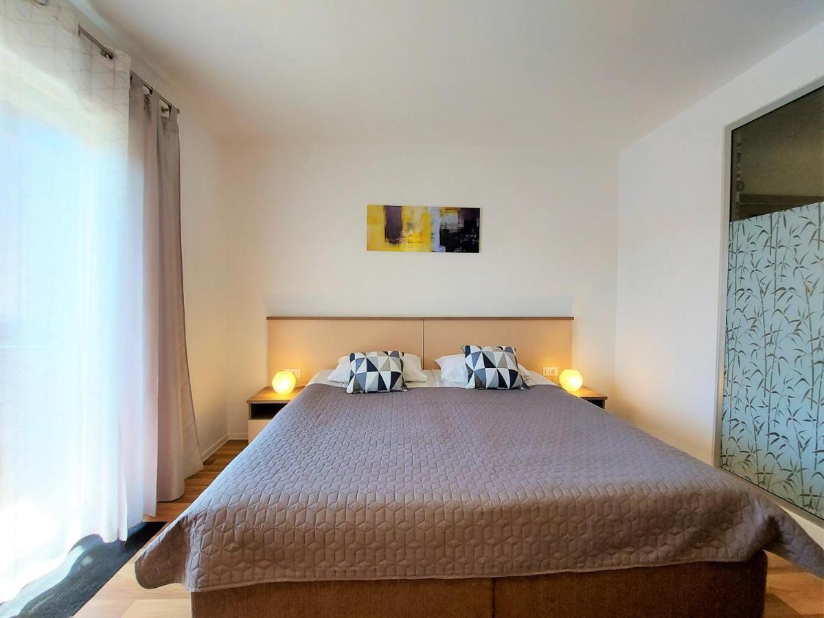 Rooms And Apartments Istrasoley Bale Bagian luar foto