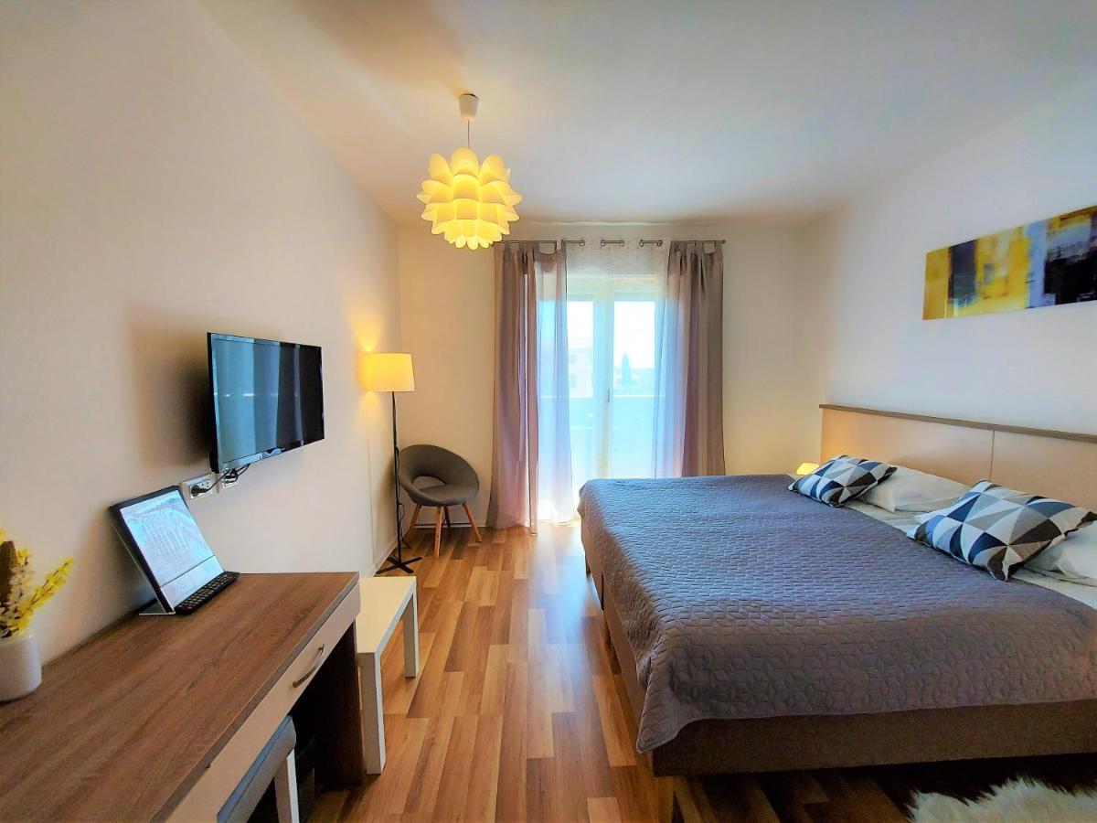 Rooms And Apartments Istrasoley Bale Bagian luar foto