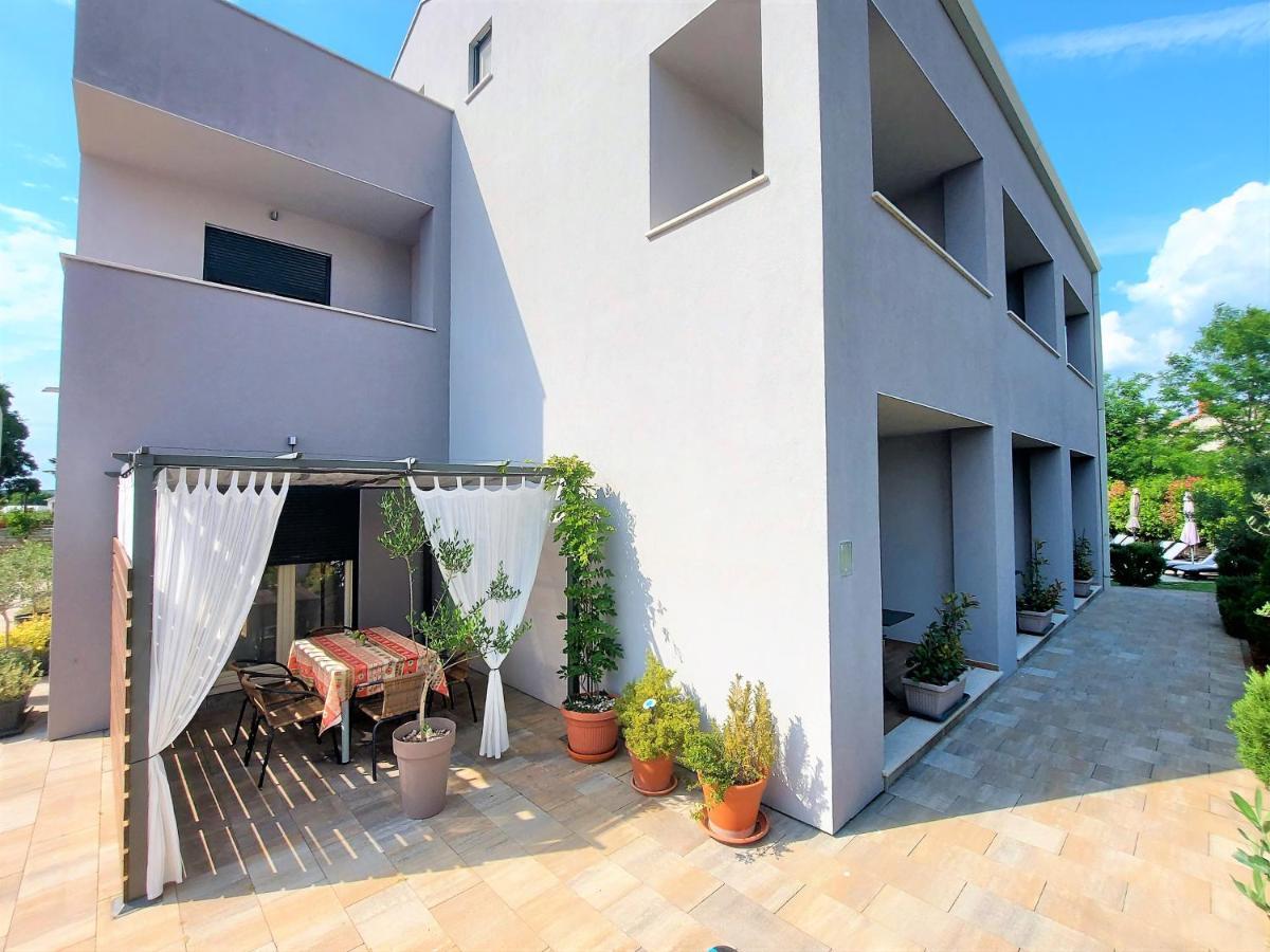 Rooms And Apartments Istrasoley Bale Bagian luar foto