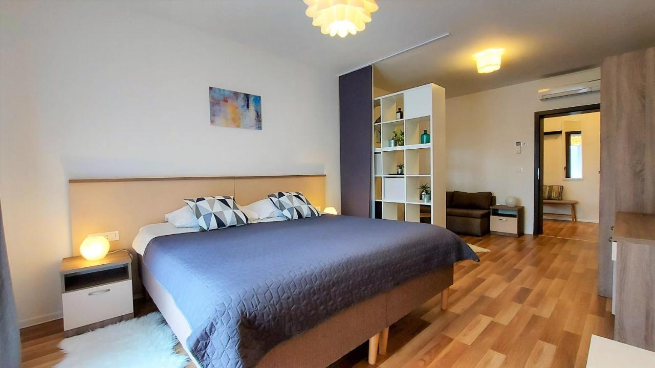 Rooms And Apartments Istrasoley Bale Bagian luar foto