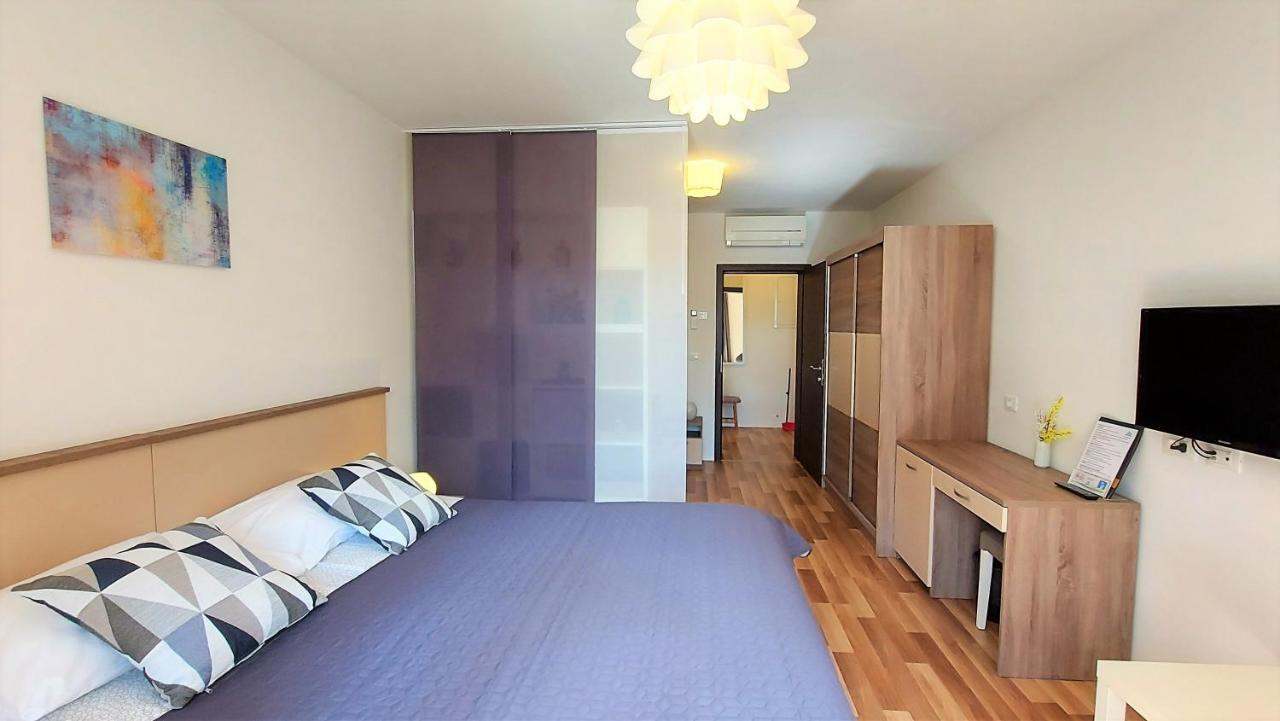Rooms And Apartments Istrasoley Bale Bagian luar foto