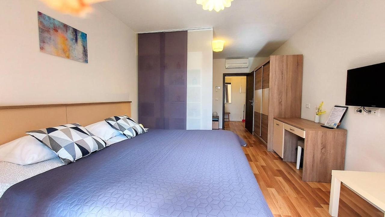 Rooms And Apartments Istrasoley Bale Bagian luar foto