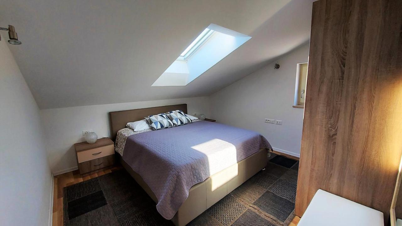 Rooms And Apartments Istrasoley Bale Bagian luar foto