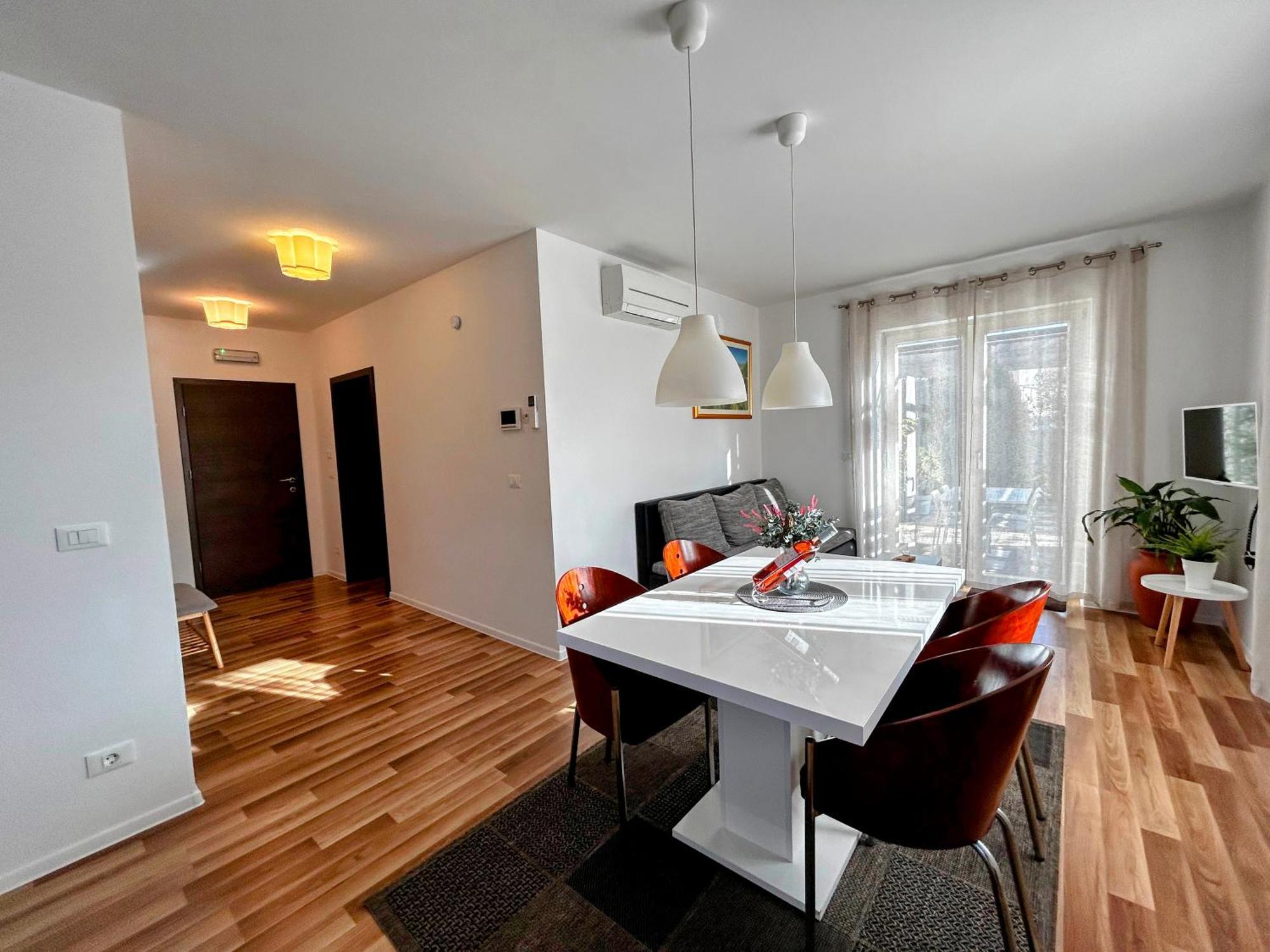 Rooms And Apartments Istrasoley Bale Bagian luar foto