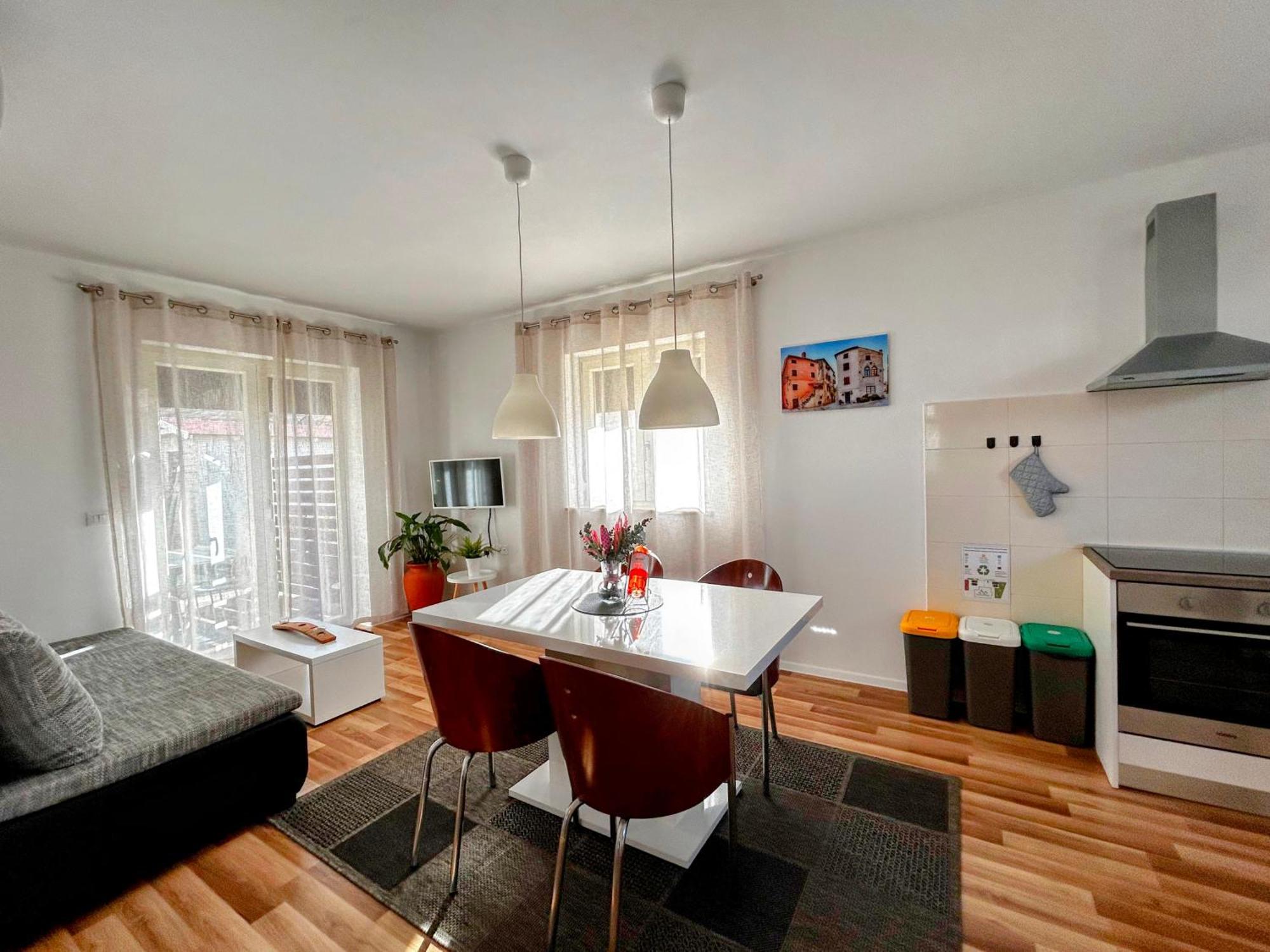 Rooms And Apartments Istrasoley Bale Bagian luar foto