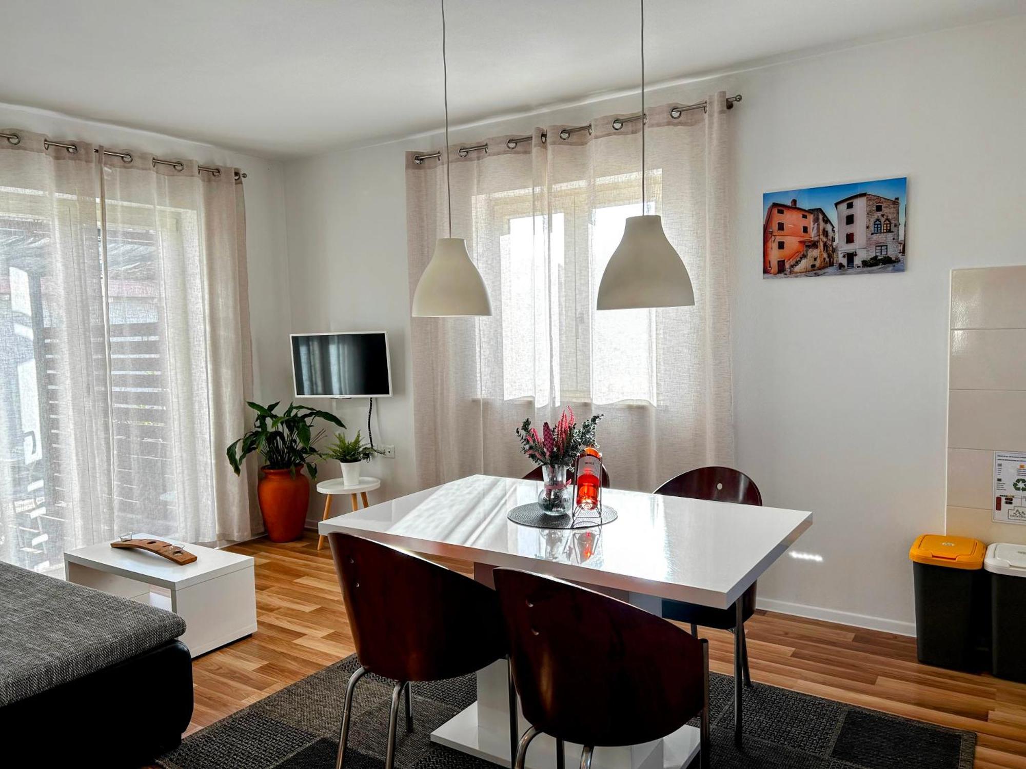 Rooms And Apartments Istrasoley Bale Bagian luar foto